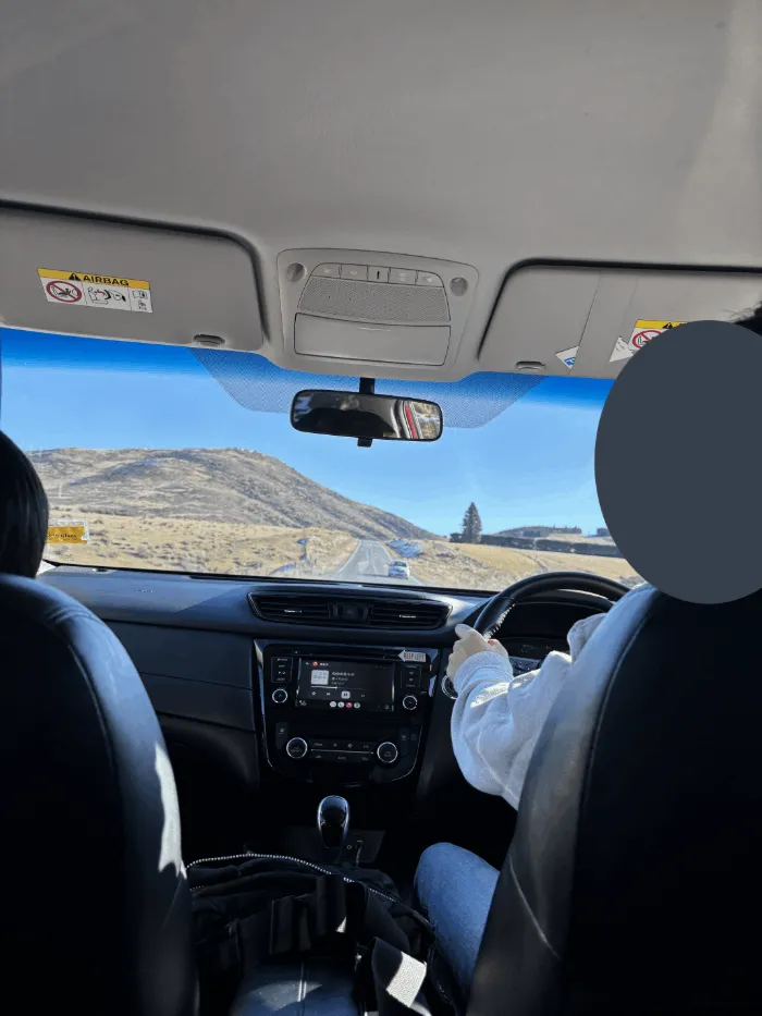 子連れニュージーランド旅行 レンタカーを運転している画像